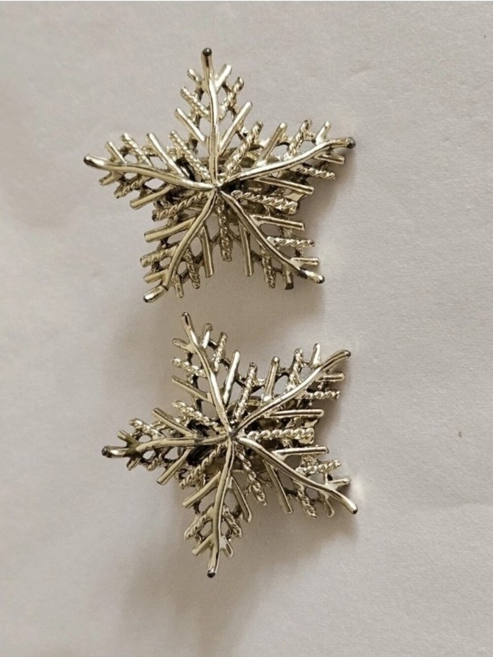 Vintage Lisner Snowflake Earrings. Silvertone Clip On Earrings. Lovely.